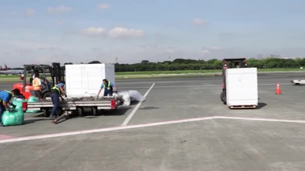 Covid 19疫苗抵达菲律宾机场 装有疫苗的箱子被运走了 — 图库视频影像