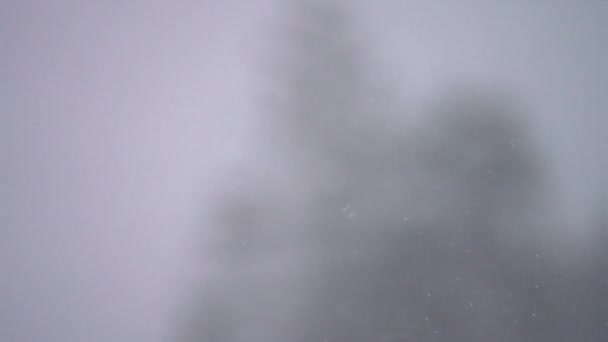 Super Slow Motion Van Een Zware Blazende Sneeuwstorm Tegen Een — Stockvideo