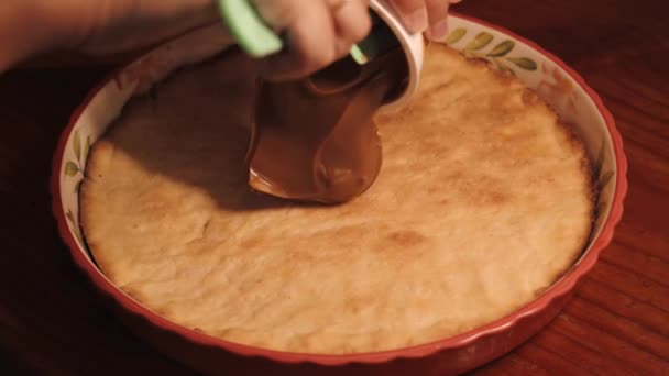 케이크 밑부분에 찌르레기를 삼키고 있습니다 아르헨티나 단맛이야 — 비디오