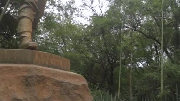 Victoria Şelalesi Zimbabwe Deki David Livingstone Heykelinin Pan Çekimi — Stok video