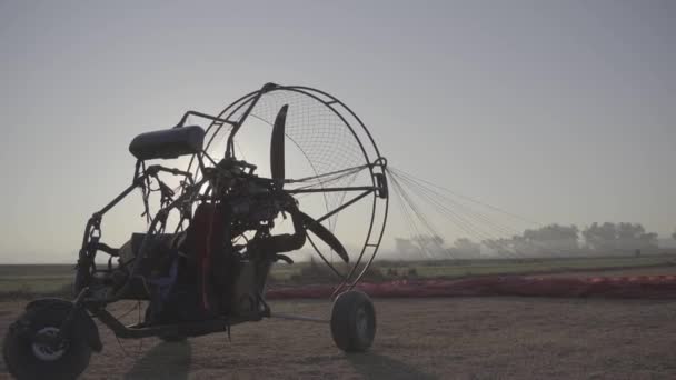 Pakistan Bir Uçak Pistinde Oturan Bir Paramotor Paraglider — Stok video