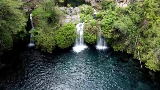 Vista Aérea Una Pequeña Cascada Bosque Disparo Dron — Vídeos de Stock