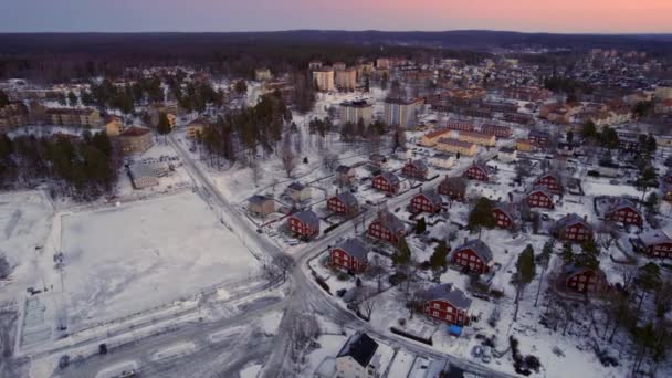 Традиционные Шведские Красные Дома Фагерсте Течение Золотого Часа Зимой Воздушной — стоковое видео