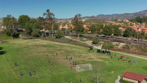 Flygfoto Över Fotbollsmatch Mellan Rött Och Blått Melinda Park Mission — Stockvideo