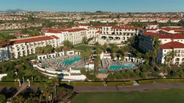 加州Dana Point的Waldorf Astoria Luxury酒店的空中进场 — 图库视频影像