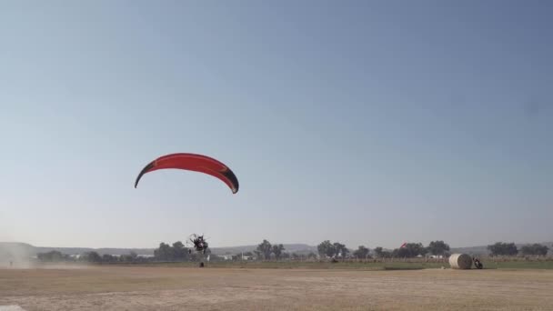 パラグライダーはスピードに達し 空に離陸 極端なスポーツ — ストック動画