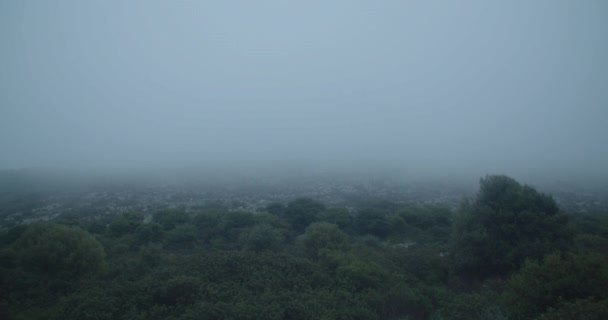 Mlhavá Mlha Strašidelný Kopec Krajina Skály Nízká Zelená Tráva Vegetace — Stock video