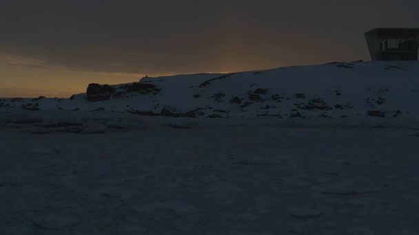 Luchtfoto Dolly Forward Rising Reveal Golden Sunrise Horizon Winter Snow — Stockvideo