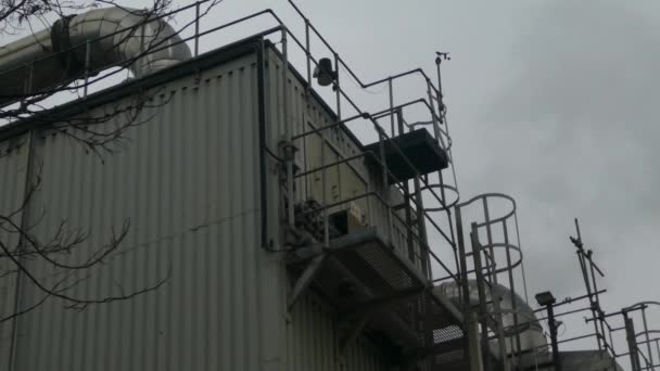 Tuyaux Entrepôt Industriel Fumant Sur Pipeline Ventilation Système Refroidissement Toit — Video