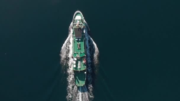 从鸟瞰的角度来看 渡船缓缓驶过挪威静谧的峡湾 — 图库视频影像