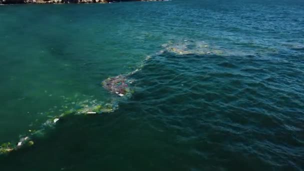 Duas Correntes Oceânicas Juntam Lixo Marinho Imundo Aéreo Sobre Oceano — Vídeo de Stock