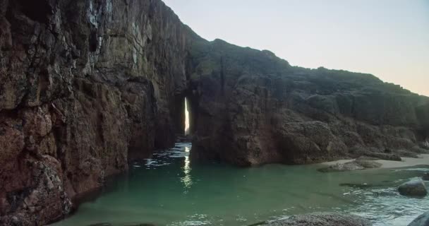 Zawn Pyg Natural Arch Nanjizal Beach Cornwall England Statiskt Skott — Stockvideo