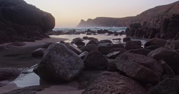 Rocks Coast Nanjizal Beach Cornovaglia Inghilterra Pullback — Video Stock
