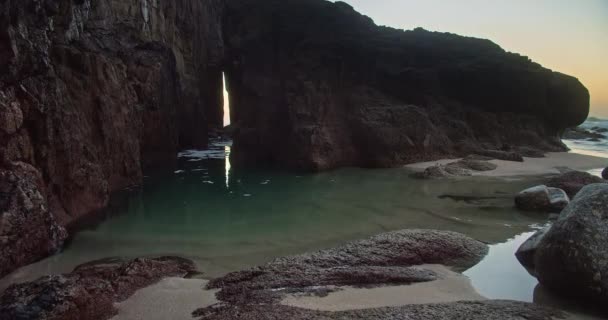 Hermosa Cueva Del Mar Playa Nanjizal Inglaterra Tiro Ancho — Vídeo de stock