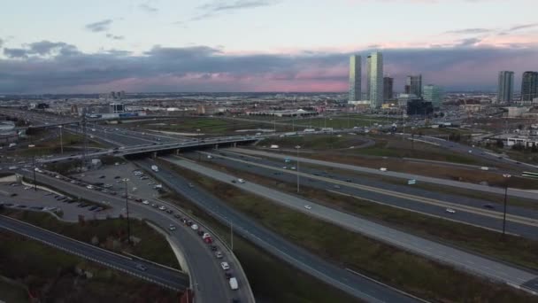 Luchtfoto Van Auto Die Kruispunten Rijden Verkeer Snelweg Vervoer Zakencentrum — Stockvideo