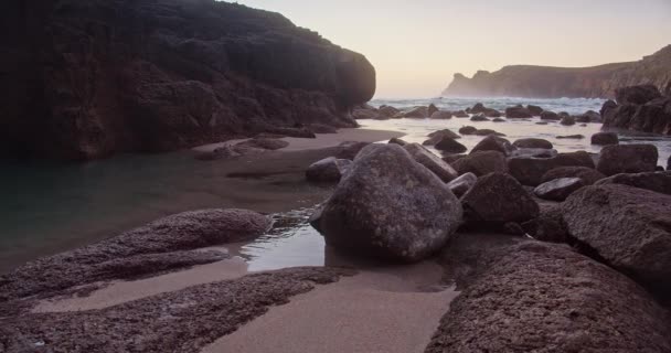 Rocky Seascape Nanjizal Cornovaglia Inghilterra Regno Unito Panoramica — Video Stock