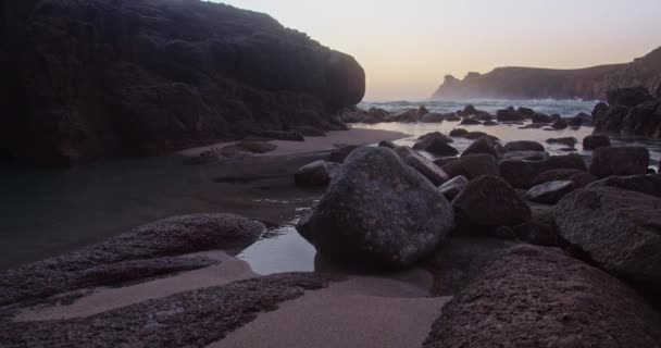 Ogromne Skały Laguna Nanjizal Beach Kornwalia Anglia Wielka Brytania Zdjęcia — Wideo stockowe