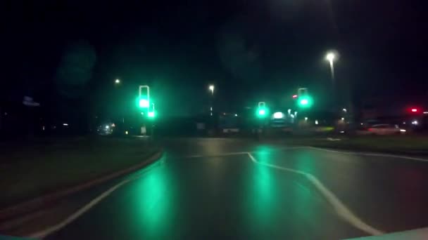 Pov Vida Nocturna Conducción Verde Cruce Luces Calle Conmutan Través — Vídeos de Stock