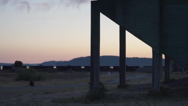 Vlak Projíždějící Při Západu Slunce Stavbou Horami — Stock video