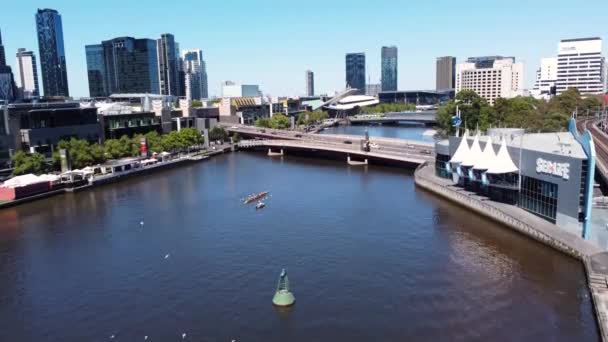 Aerial Drone Shot Yarra River Aquarium Rowing Casino Melbourne City — 비디오