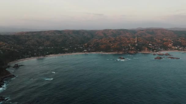 Drone Panorama Знімав Прекрасне Узбережжя Мазунте Масивними Горами Задньому Плані — стокове відео