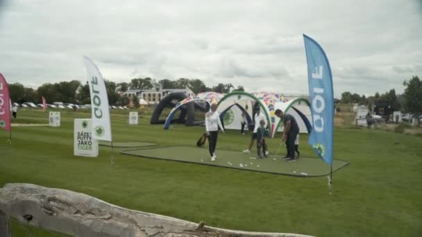 Assistentes Eventos Esportivos Golfe Mostram Crianças Como Jogar Curso Treinamento — Vídeo de Stock