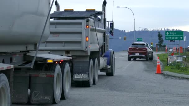 Een Vrachtwagen Vertraagt Voor Een Politie Wegafzetting Barricade — Stockvideo