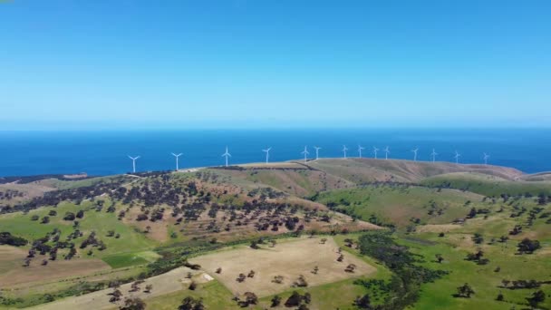 南オーストラリア州フルリュー半島のジャーヴィス岬近くの海による風力タービン 広角空撮 — ストック動画