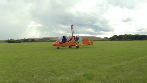 Gyrocopter Siguiendo Embarcación Largo Hierba Con Rastreo Cámara — Vídeos de Stock
