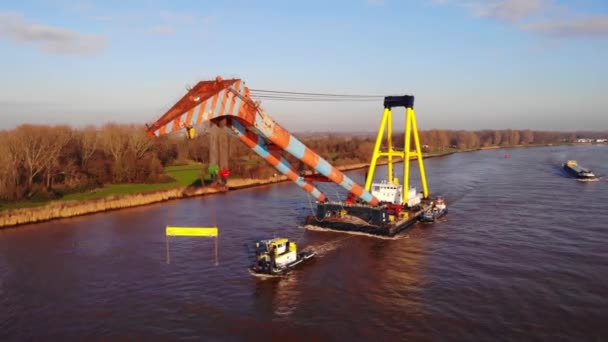 Vista Aérea Del Remolcador Que Tira Grúa Flotante Hebo Lift — Vídeos de Stock