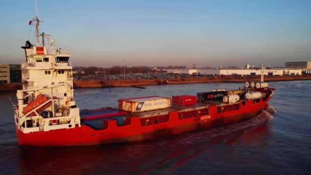 Luchtvaart Volgt Stuurboord Kant Van A2B Ambitie Vrachtschip Langs Oude — Stockvideo