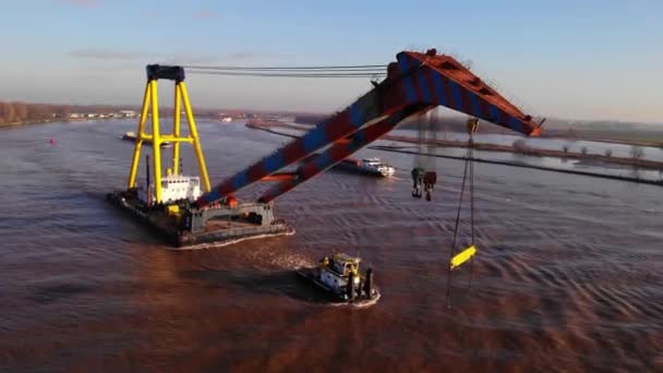 Αεροφωτογραφία Του Boom Από Hebo Lift Floating Crane Όπως Έλξη — Αρχείο Βίντεο