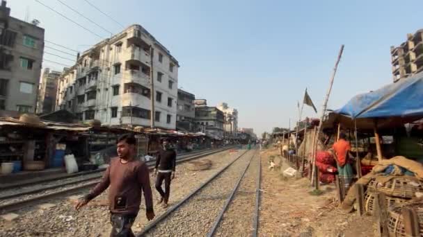 Helyiek Végigsétálnak Vasúti Síneken Mozdony Közeledik Horizontból Dhakában — Stock videók