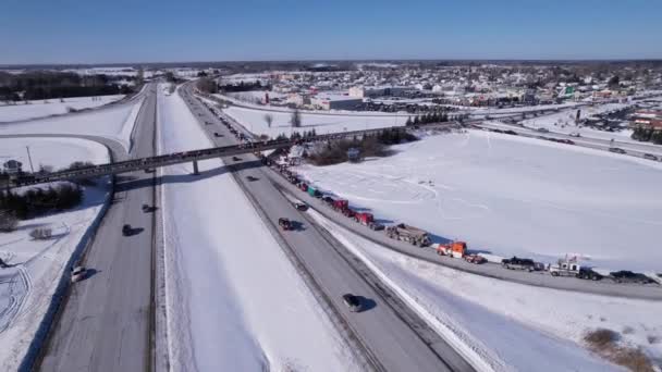 Rajd Wolności 2022 Wyprzedza Zwolenników Protestujących Przeciwko Szczepieniom Casselman Ontario — Wideo stockowe