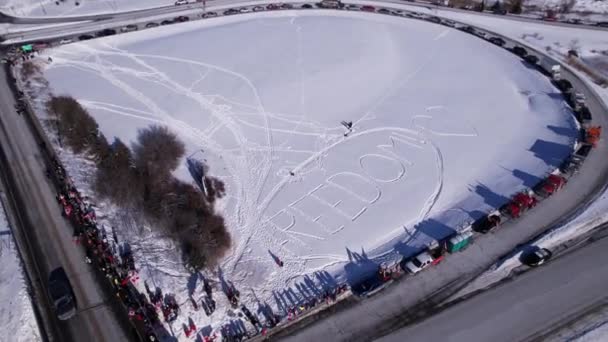 Freedom Rally 2022 Projíždí Kolem Stoupenců Protestujících Proti Vakcinačním Mandátům — Stock video