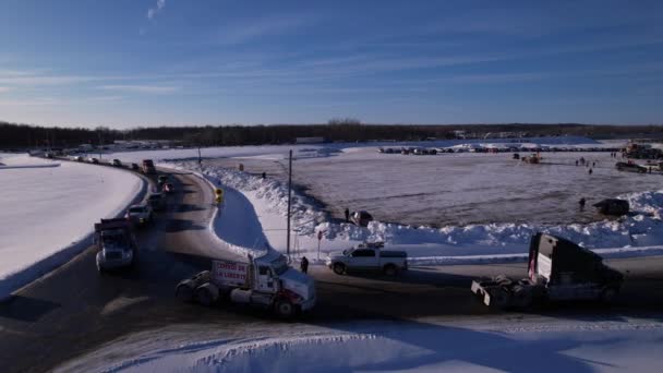 Freedom Convoy 2022 Llegando Punto Reunión Vankleek Hill Ontario Enero — Vídeo de stock