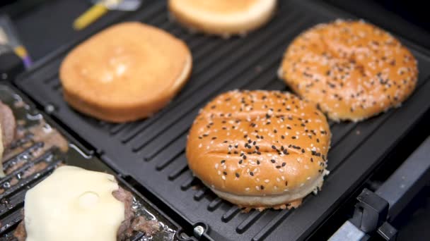 Gli Hamburger Manzo Con Formaggio Giallo Vengono Arrostiti Una Piastra — Video Stock