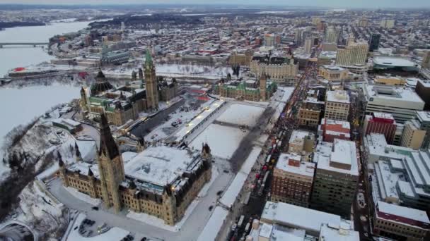 2022年1月30日にオンタリオ州オタワのスレーター通りで発生したCovid 19パンデミックの際のフリーダム トラッカー ラリーのドローン撮影 — ストック動画
