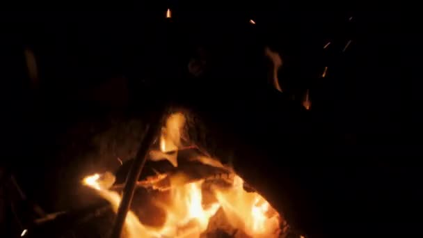 暗闇と寒さの夜に居心地の良い美しいたき火で多くの火花 4Kスローモーション変成岩を閉じる — ストック動画