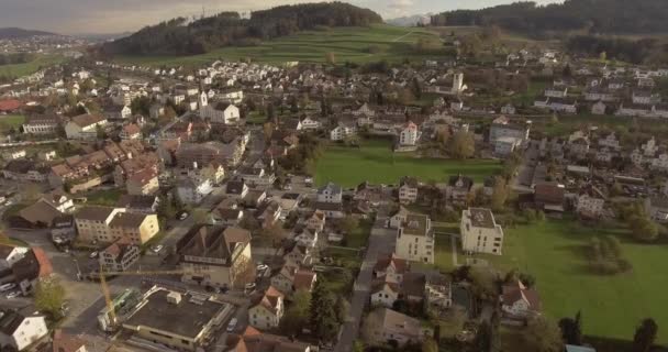 Drohne Über Neuem Mehrfamilienhaus Ländlicher Gegend Abgeschossen — Stockvideo