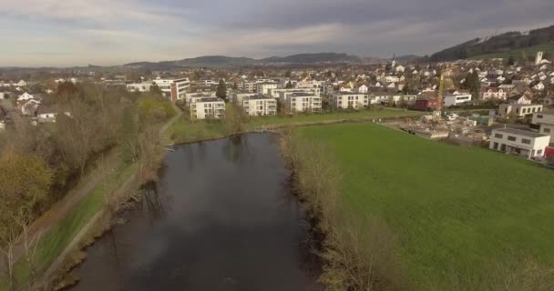 Αεροπλάνο Drone Πάνω Από Νέα Πολυκατοικία Μια Αγροτική Περιοχή — Αρχείο Βίντεο