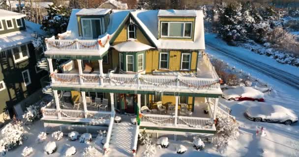 Victoriaanse Architectuur Huis Ingericht Voor Kerstmis Verse Wintersneeuw Begrip Peperkoekenhuis — Stockvideo