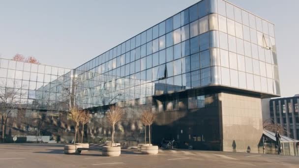 Pan Van Een Urban Business Building Glass Slow Motion Architectuur — Stockvideo