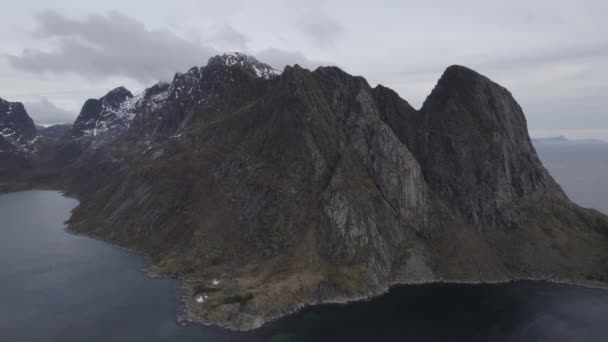 Pemandangan Udara Sekitar Pegunungan Besar Lofoten Berawan Norwegia Orbit Tembakan — Stok Video