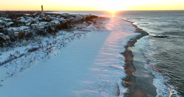 Ondas Colidem Praia Coberta Neve Inverno Farol Pôr Sol Bela — Vídeo de Stock