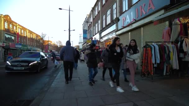 Pedestrians Walking Pavement Southall Traffic Going Late Afternoon January 2022 — Stock Video