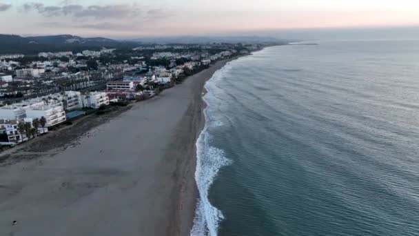 Bangkit Atas Pantai Laut Balearik Mana Gelombang Menghantam Pantai Berpasir — Stok Video