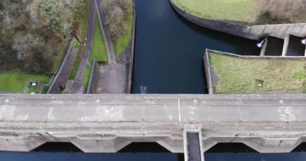 Overhead Panning Vista Sinistra Della Passerella Sulla Diga Wimbleball Somerset — Video Stock