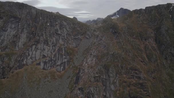 Flygfoto Över Stiger Upp Bergvägg Avslöjar Alpina Toppar Molnigt Lofoten — Stockvideo