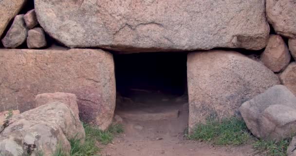 Close Giant Nuragic Túmulo Entrada Pedras Maciças Zoom Sardenha Dia — Vídeo de Stock